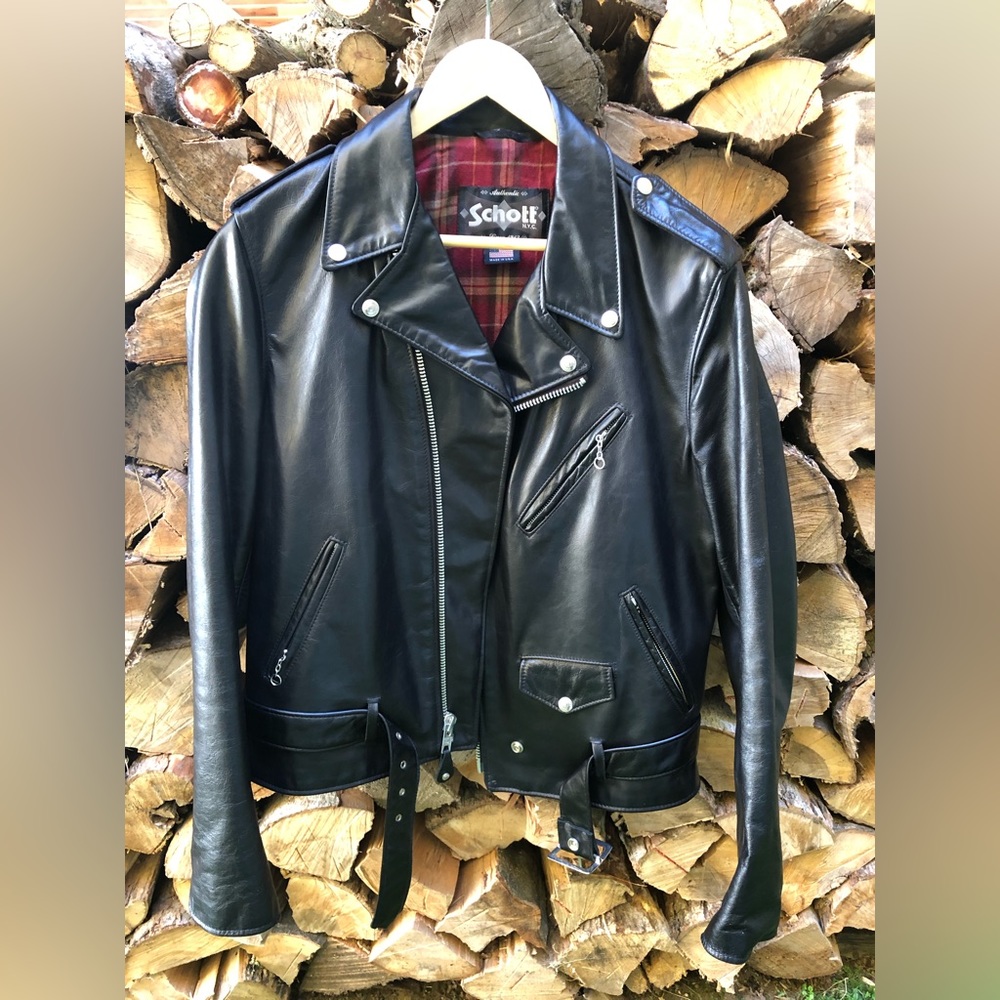 626 Mens Schott Perfecto jacket in a size large. Excellent condition.